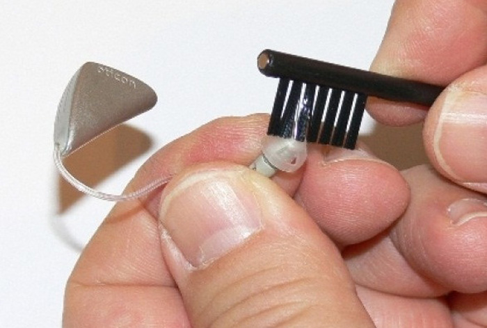 نکاتی درباره مراقبت روزانه و عیب یابی سمعک ها